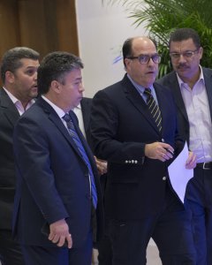 El diputado venezolano Julio Borges, acompañado por varios líderes opositores, en la reunión entre representantes del gobierno y la oposición de Venezuela en Santo Domingo. EFE/Orlando Barría
