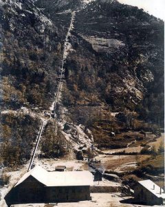 La central de El Pueyo de Jaca, la primera revertida al Estado, produce kilowatios a un céntimo en el Pirineo oscense.