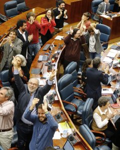 Los diputados de Podemos en la Asamblea celebran el error de Cristina Cifuentes. EFE/J.P. Gandú