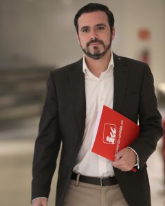 El líder de Izquierda Unida, Alberto Garzón, a su llegada a la rueda de prensa que ha ofrecido esta mañana en el Congreso, en la que ha presentado una proposición de reforma del Código Penal para la protección de la libertad de expresión. EFE/ Zipi