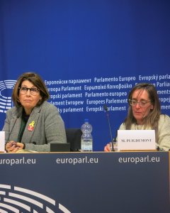 La hermana del expresidente catalán, Monserrat Puigdemont (i), y Laura Masvidal (i), durante una rueda de prensa ofrecida en el Parlamento Europeo. EFE/Alberto Fernández