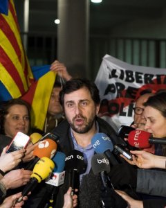 El ex conseller de la Generalitat de Cataluña, Toni Comín, habla ante la prensa en Bélgica. AFP