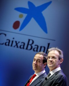 El presidente de CaixaBank, Jordi Gual, y el consejero delegado, Gonzalo Gortázar, al comienzo de la junta general de accionistas, por primera vez se celebra en València. EFE/Manuel Bruque