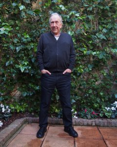 Joan Margarit, al jardí de casa seva. | Queralt Castillo.