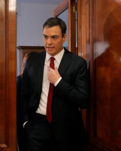 El presidente del Gobierno, Pedro Sánchez, a su llegada a la entrevista con TVE, la primera que ofrece desde que accedió al cargo, en el Palacio de La Moncloa. EFE/JuanJo Martín