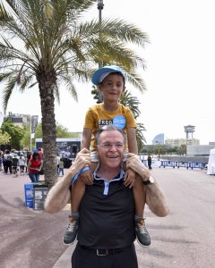 Isidro Fainé con un niño a hombros durante el mismo acto en Barcelona.