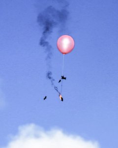 Un globo cargado con bombas incendiarias lanzado hacia Israel a lo largo de la frontera entre Gaza e Israel. / AFP- MAHMUD HAMS