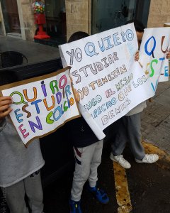 Niños sin escolarizar en Melilla por no tener papeles se manifiestan frente a la Delegación de Gobierno. / Prodein