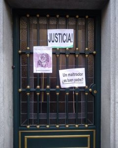 Concentración convocada por asociaciones feministas en Madrid para mostrar su apoyo a Juana Rivas. / Erly Quizhpe