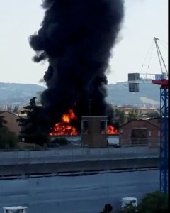 El incendio del camión en las afueras de la ciudad italiana de Bolonia. REUTERS