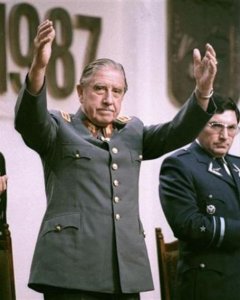 Augusto Pinochet en 1987 saludando al pueblo chileno - Reuters /Jose Agurto