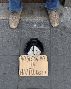 Un hombre pide limosna en el centro de Roma. REUTERS/Tony Gentile