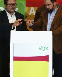 El cabeza de lista del partido ultraderechista Vox, en las elecciones al Parlamento de Andalucía del 2_D, el exjuez Francisco Serrano, junto al presidente de la formación Santiago Abascal, en la rueda de prensa al día siguiente de las elecciones. REUTERS/