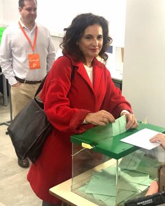 La ministra de Hacienda, María Jesús Montero, en el momento de votar en un colegio electoral de Sevilla, durante las elecciones autonómicas en Andalucía del 2-D. EFE/Fermín Cabanillas