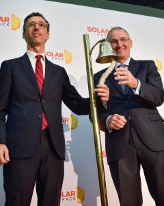 El presidente de Solarpack, José Galíndez (d) y el consejero delegado, Pablo Burgos (i), tocan la campana para dar inicio de la cotización en el mercado continuo de esta empresa de energía solar en la Bolsa de Bilbao. EFE/Miguel Toña