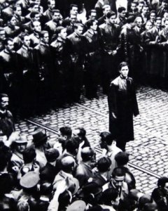 Corneliu Zelea Codreanu en un acto de la Guardia de Hierro, Bucarest, 1937.
