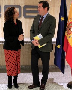 La ministra de Hacienda, María Jesús Montero, con el presidente de CEOE, Antonio Garamendi. EFE/Nico Rodriguez