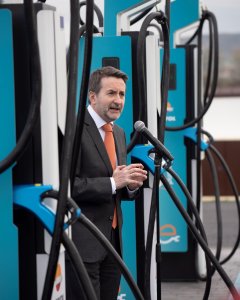 El consejero delegado de Repsol, Josu Jon Imaz, durante la inauguración del primer punto de recarga ultra rápida de vehículos eléctricos en la península ibérica, en la gasolinera de Lopidana, en las cercanías de Vitoria. EFE/Adrián Ruiz de Hierro