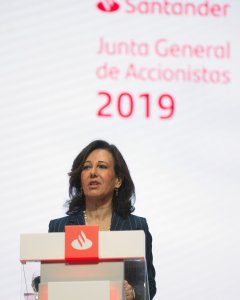 La presidenta del Banco Santander, Ana Botín, durante la junta general de accionistas, en la capital cántabra. EFE/Pedro Puente Hoyos
