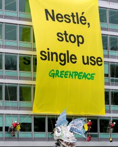 Miembros de Greenpeace muestran un 'monstruo' de plástico ante la sede de Nestlé en Vevey (Suiza) en protesta del plástico de un sólo uso. EFE/ Laurent Gillieron