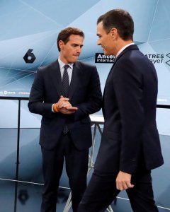 Los líderes del PSOE, Pedro Sánchez, y de Ciudadanos, Albert Rivera, antes del inicio del segundo debate electoral a  en la sede de Atresmedia, en Madrid. EFE/JuanJo Martín