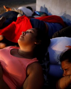 Los migrantes nicaragüenses descansan mientras esperan ingresar a la Comisión Mexicana de Asistencia a Refugiados (COMAR) en Tapachula. / Reuters
