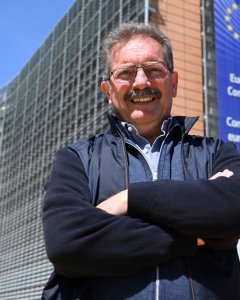 El candidato del Partido de la Izquierda Europea, el belga de origen español Nico Cue, junto al edificio de la Comisión Europea en Bruselas. AFP/Emmanuel Dunand