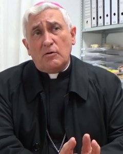 Imagen de la entrevista a Monseñor Rafael Zornoza Boy tras la marcha de las Madres Capuchinas de San Fernando. Youtube