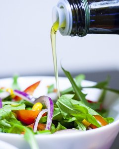 Cuenco de ensalada con aceite de oliva. / Pixabay