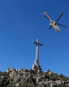 Una vista del helicóptero que transportaba el ataúd del dictador Francisco Franco en el Valle de los Caidos (San Lorenzo de El Escorial, España. REUTERS / J.J. Guillén