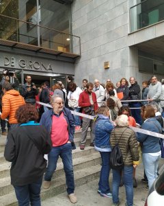 Concentració de persones disposades per autoinculpar-se a Girona. ÒMNIUM