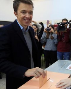 El candidato de Más País a la Presidencia del Gobierno, Íñigo Errejón, vota en el Colegio Santa Teresa de Jesús de Madrid