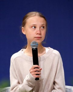 La joven activista medioambiental sueca Greta Thunberg (c), da un discurso durante su participación en un encuentro con científicos para concienciar a los ciudadanos sobre la emergencia climática desde los argumento de la ciencia, este martes, en el ámbit