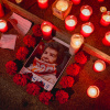 Velas en la Plaza de la Encarnación de Sevilla en recuerdo de Maricarmen.