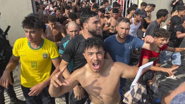 Marroquíes entrando en Ceuta
