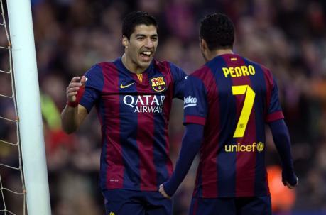 El delantero uruguayo del FC Barcelona Luis Suárez (i) celebra con su compañero, Pedro Rodríguez, el gol marcado ante el Córdoba. EFE/Alejandro García