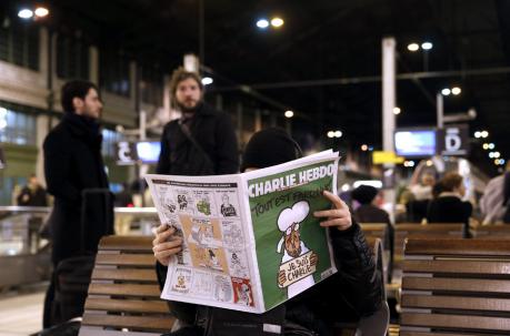 Un hombre lee el último número de Charlie Hebdo en París a primera hora de este miércoles. EFE