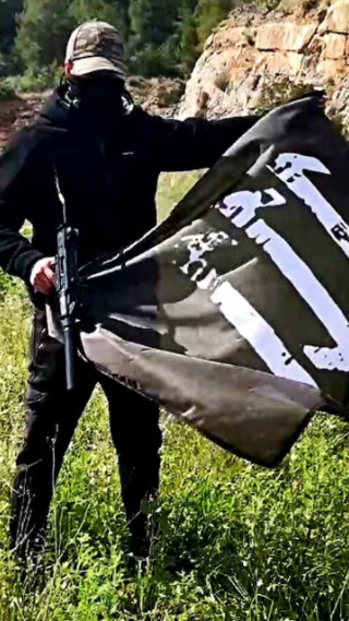 Dos disparos, esa es la recomendación de The Base para vencer en caso de enfrentamiento.

Esta organización nació en Estados Unidos, y en un documento de 55 páginas promete formar a sus miembros de distintos países advirtiéndoles de lo que se debe hacer si quieren ingresar en la comunidad.

Hace 18 años nacimos con un compromiso: hacer un periodismo útil para la sociedad. Solo podemos continuar con esta labor si contamos con el apoyo de personas como tú.

Únete a la comunidad de Público. 18 años no son nada… cuando nos queda tanto por contar. Periodismo incómodo para tiempos difíciles. http://bit.ly/3VylhmD


Periodismo, investigación y compromiso para construir un mundo más igualitario.
¡Suscríbete ya a nuestro canal!: https://bit.ly/2U8nM0q
Visita: https://www.publico.es
Síguenos en Facebook: https://www.facebook.com/diario.publico/
Síguenos en Twitter: https://twitter.com/publico_es
Síguenos en Instagram: https://www.instagram.com/publico.es
Síguenos en TikTok: https://www.tiktok.com/@publico_es
Síguenos en Bluesky: https://bsky.app/profile/publico.es