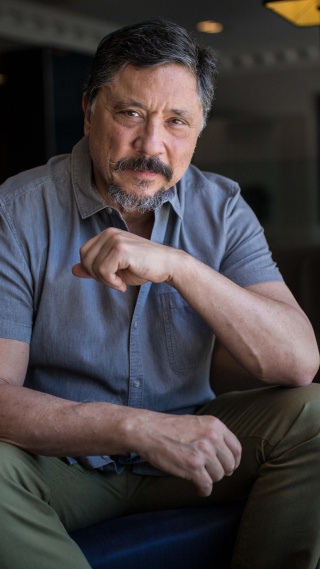 Carlos Bardem posa en el Hotel Sardinero junto a su último libro, 'Mongo Blanco'.- JAIRO VARGAS