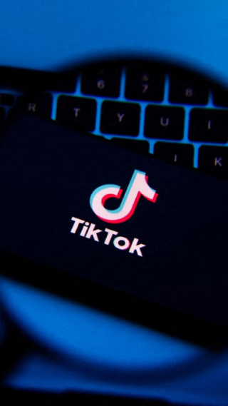 Logo de tik tok en la pantalla de un dispositivo, foto de archivo.