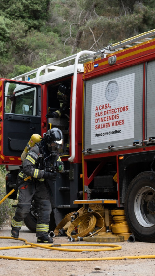 Bomberos durante un simulacro de incendio forestal en la montaña de Collserola, en Barcelona.