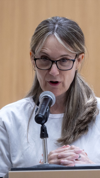 La presidenta de la Asociación de Víctimas Mortales de la DANA, Rosa Álvarez, durante una rueda de prensa, en el Ateneo de Madrid, a 3 de noviembre de 2025, en Madrid (España). 30 entidades del ámbito sindical y social del país se han reunido con las tres principales asociaciones de víctimas y afectados de la DANA para expresarles su apoyo ante las comparecencias en la Comisión del Congreso esta semana. Esta reunión tiene lugar después de que el presidente de la Generalitat haya anunciado hoy su dimisión.Alberto Ortega / Europa Press03/11/2025