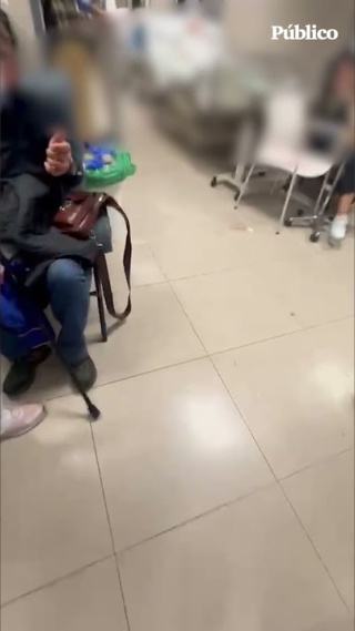 Camillas en los pasillos, pacientes en butacas y taburetes... Los sanitarios del madrileño hospital de La Paz denuncian el colapso de las urgencias.
Ante estas circunstancias, el personal sanitario se ha visto obligado a dejar constancia de la situación en el juzgado de guardia hasta en dos ocasiones a lo largo de la jornada.
Aunque éstos y otros partes al juez no han tenido recorrido judicial por el momento, las notificaciones tratan de evitar que en un futuro se culpe al personal de "un problema de fondo en la sanidad madrileña", explica a 'Público' Guillen del Barrio, enfermero del hospital y delegado del sindicato TERE: "Queremos dejar constancia de las condiciones para cubrirnos las espaldas, porque es probable que ocurra una desgracia y no queremos ser cómplices".

Hace 18 años nacimos con un compromiso: hacer un periodismo útil para la sociedad. Solo podemos continuar con esta labor si contamos con el apoyo de personas como tú.

Únete a la comunidad de Público. 18 años no son nada… cuando nos queda tanto por contar. Periodismo incómodo para tiempos difíciles. http://bit.ly/3VylhmD


Periodismo, investigación y compromiso para construir un mundo más igualitario.
¡Suscríbete ya a nuestro canal!: https://bit.ly/2U8nM0q
Visita: https://www.publico.es
Síguenos en Facebook: https://www.facebook.com/diario.publico/
Síguenos en Twitter: https://twitter.com/publico_es
Síguenos en Instagram: https://www.instagram.com/publico.es
Síguenos en TikTok: https://www.tiktok.com/@publico_es
Síguenos en Bluesky: https://bsky.app/profile/publico.es