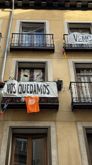 Pancartas en la fachada del bloque Valverde 42, en Madrid