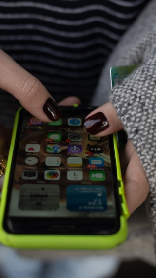 Fotografía de archivo de una persona usando el teléfono móvil.