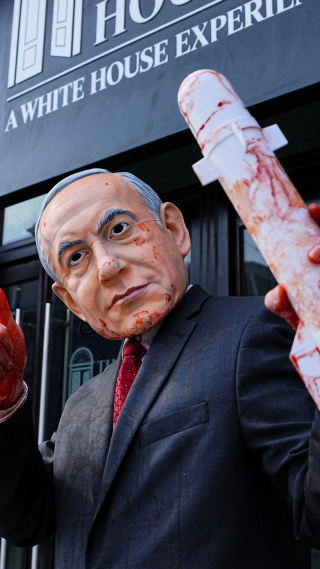 Una persona con una máscara de Netanyahu, en una protesta en Washington, este miércoles.