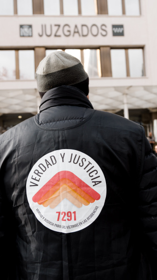 Una persona protesta por las victimas de las residencias durante la pandemia frente a los Juzgados de Plaza de Castilla, a 9 de diciembre de 2025, en Madrid (España). Tres ex altos cargos de Sanidad del Gobierno de Ayuso han sido citados hoy como imputados en la causa que investiga un presunto delito de denegación discriminatoria de la asistencia a usuarios de residencias de mayores en marzo de 2020, el peor momento de la pandemia.Carlos Luján / Europa Press09/12/2025