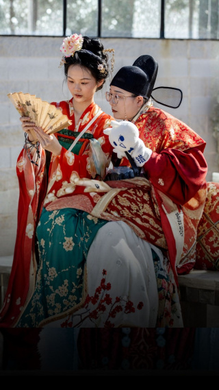 ¿Qué es el Chinamaxxing y por qué lo está petando en redes sociales?
Acaba de terminar el nuevo año chino y las redes se han llenado de tendencias como no lavarse el pelo ciertos días, colores rojos y dorados y algunos hábitos para mejorar tu salud en 2026.

Hace 18 años nacimos con un compromiso: hacer un periodismo útil para la sociedad. Solo podemos continuar con esta labor si contamos con el apoyo de personas como tú.

Únete a la comunidad de Público. 18 años no son nada… cuando nos queda tanto por contar. Periodismo incómodo para tiempos difíciles. http://bit.ly/3VylhmD


Periodismo, investigación y compromiso para construir un mundo más igualitario.
¡Suscríbete ya a nuestro canal!: https://bit.ly/2U8nM0q
Visita: https://www.publico.es
Síguenos en Facebook: https://www.facebook.com/diario.publico/
Síguenos en Twitter: https://twitter.com/publico_es
Síguenos en Instagram: https://www.instagram.com/publico.es
Síguenos en TikTok: https://www.tiktok.com/@publico_es
Síguenos en Bluesky: https://bsky.app/profile/publico.es