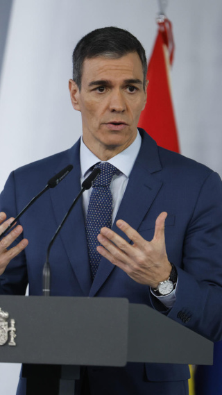 MADRID, 20/03/2026.- El presidente del Gobierno, Pedro Sánchez, durante su comparecencia este viernes, tras finalizar la reunión del Consejo de Ministros extraordinario en la Moncloa, en la que ha anunciado que bajará la fiscalidad de los carburantes "hasta el mínimo que permite la Unión Europea", lo que permitirá a los usuarios ahorrar hasta 30 céntimos por litro en función del combustible utilizado. EFE/Javier Lizón