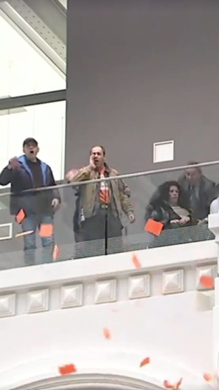 Así se ha expulsado del pleno al Sindicato de Inquilinas: "Almeida, recupera las viviendas"